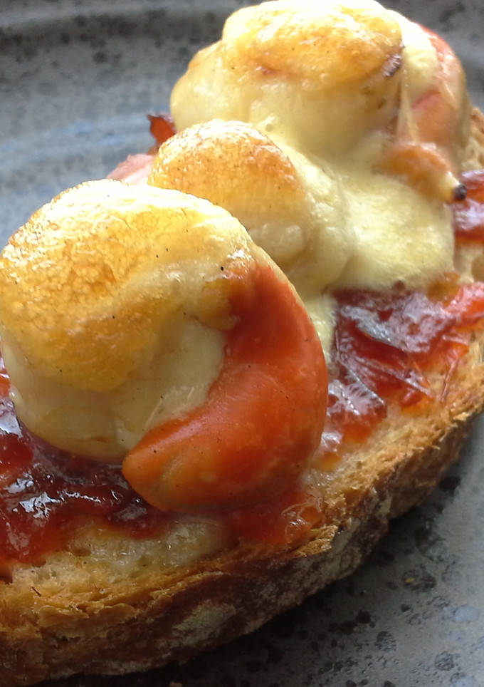 Una foto de Tosta de pimientos confitados a baja temperatura con vieiras