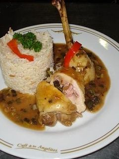 Una foto de Pollo con arroz pilaf y salsa española al verdeo 