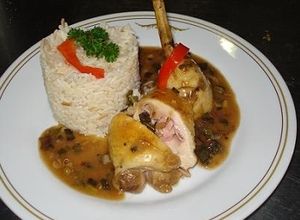 Una foto de Pollo con arroz pilaf y salsa española al verdeo 