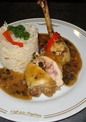 Una foto de Pollo con arroz pilaf y salsa española al verdeo 