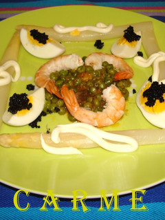 Una foto de Ensalada templada de langostinos y guisantes