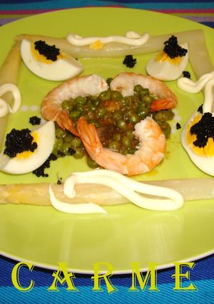 Una foto de Ensalada templada de langostinos y guisantes
