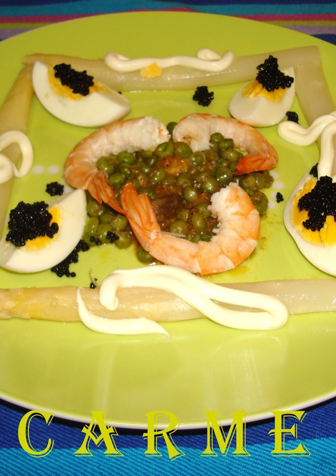 Una foto de Ensalada templada de langostinos y guisantes