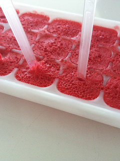 Una foto de Polos de yogur y fresa