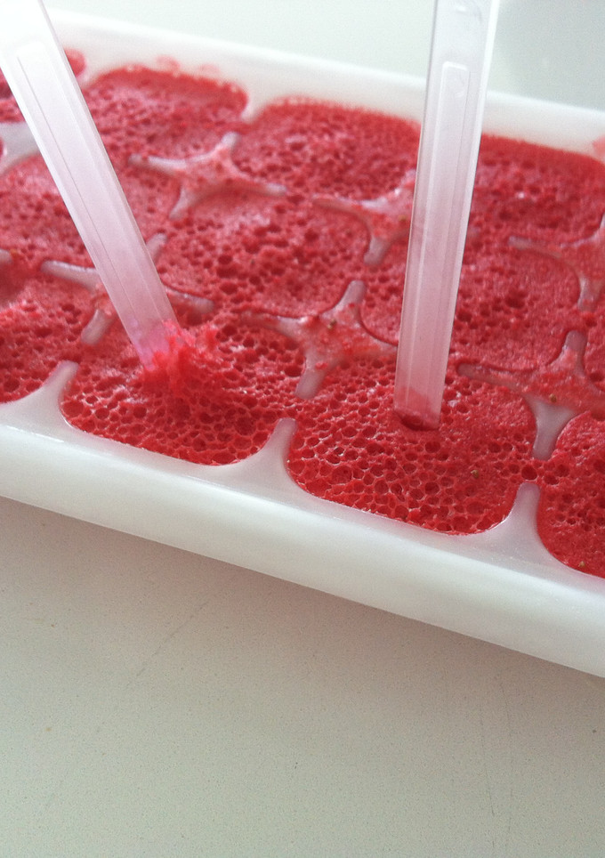 Una foto de Polos de yogur y fresa