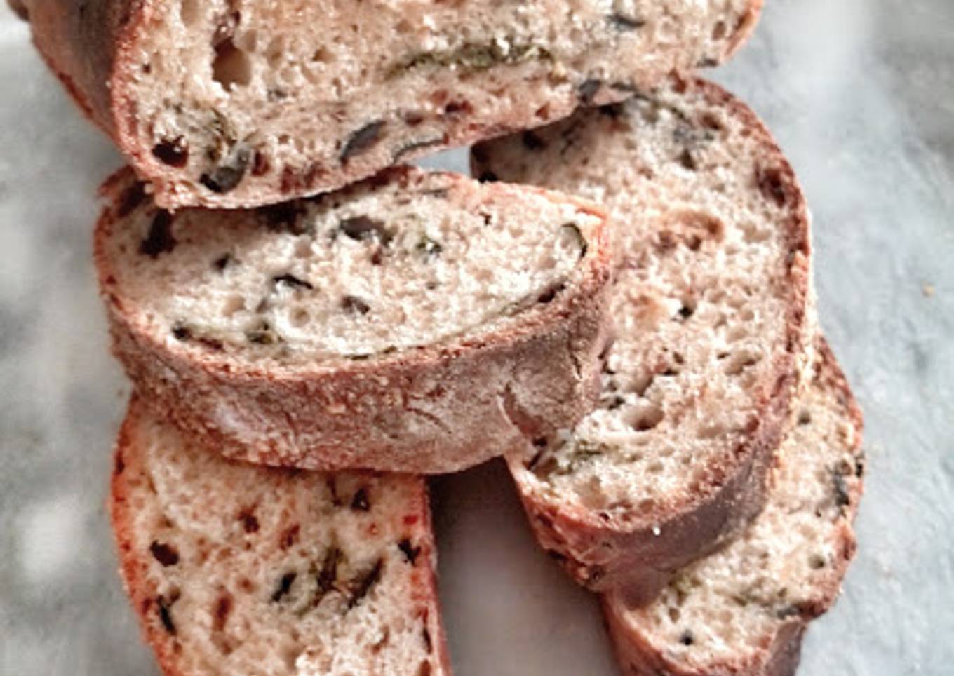 Pan de aceitunas, queso y tomates secos