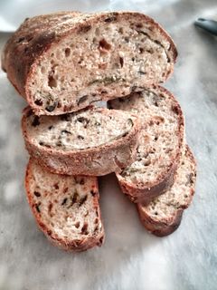 Una foto de Pan de aceitunas, queso y tomates secos
