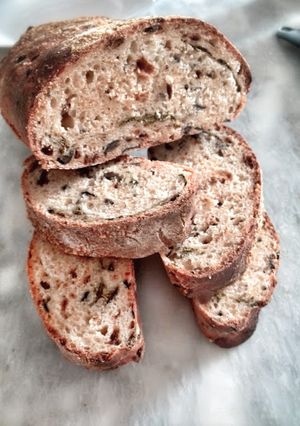 Una foto de Pan de aceitunas, queso y tomates secos
