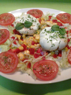 Una foto de Huevos escalfados de la huerta