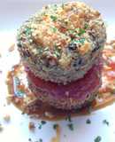 Crujiente de morcilla rellena de queso brie sobre mermelada de tomate
