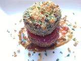 Crujiente de morcilla rellena de queso brie sobre mermelada de tomate