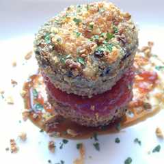 Una foto de Crujiente de morcilla rellena de queso brie sobre mermelada de tomate