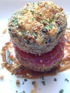 Una foto de Crujiente de morcilla rellena de queso brie sobre mermelada de tomate