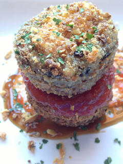 Una foto de Crujiente de morcilla rellena de queso brie sobre mermelada de tomate