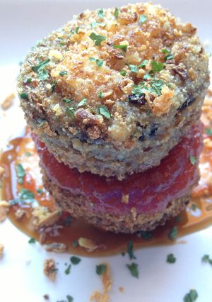 Una foto de Crujiente de morcilla rellena de queso brie sobre mermelada de tomate