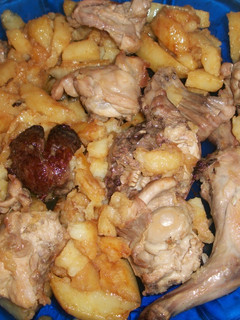 Una foto de Conejo frito con patatas al ajo cabañil
