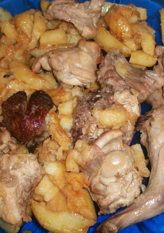 Una foto de Conejo frito con patatas al ajo cabañil