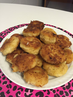 Una foto de Croquetas de pollo y leche de coco