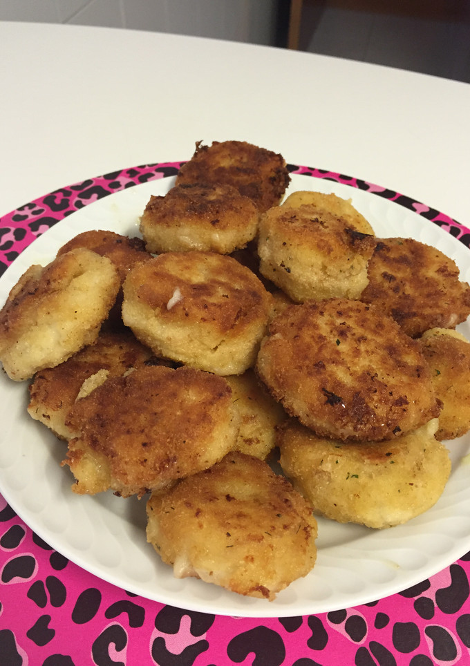 Una foto de Croquetas de pollo y leche de coco