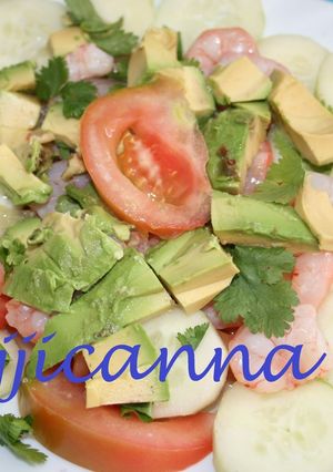Una foto de Ensalada de gamba y aguacate mexicana