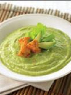 Una foto de Gazpacho de aguacate, calabacín y pepino