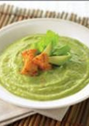 Una foto de Gazpacho de aguacate, calabacín y pepino