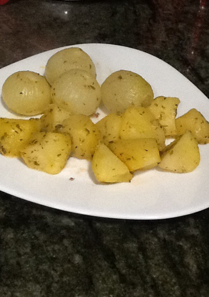 Una foto de Cazuela de patata y cebolla con zumo de limón y orégano