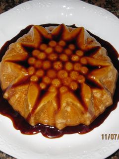 Una foto de Flan royal de chocolate con nata