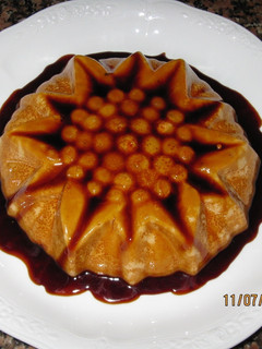 Una foto de Flan royal de chocolate con nata