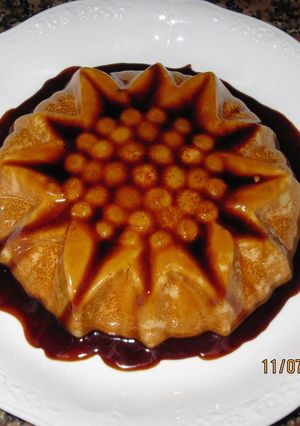 Una foto de Flan royal de chocolate con nata