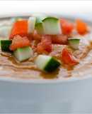 Gazpacho de aguacate con tomate y hojas de albahaca 