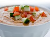 Gazpacho de aguacate con tomate y hojas de albahaca 