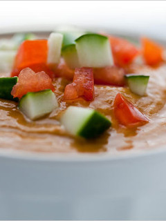 Foto principal de Gazpacho de aguacate con tomate y hojas de albahaca