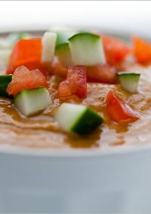 Una foto de Gazpacho de aguacate con tomate y hojas de albahaca 