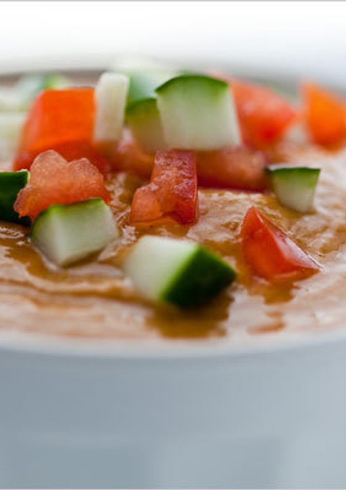 Una foto de Gazpacho de aguacate con tomate y hojas de albahaca 