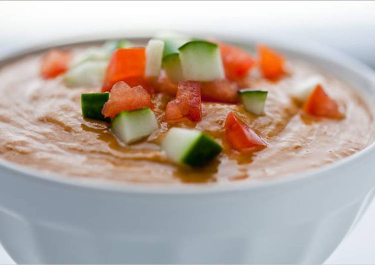 Gazpacho de aguacate con tomate y hojas de albahaca