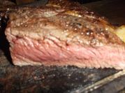 Una foto de bifes de chorizo a la parrilla