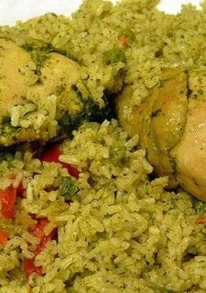Una foto de Arroz con pollo rústico