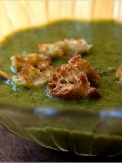 Una foto de Sopa de verduras de primavera