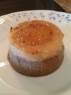 Una foto de Flan de chocolate, nata y yema pastelera