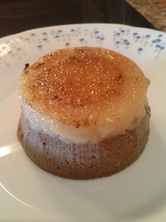 Una foto de Flan de chocolate, nata y yema pastelera