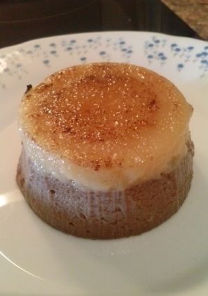 Una foto de Flan de chocolate, nata y yema pastelera