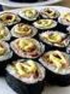 Una foto de Sushi de aguacate y salmón