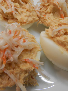Una foto de Huevos rellenos de surimi con bonito y salsa rosa