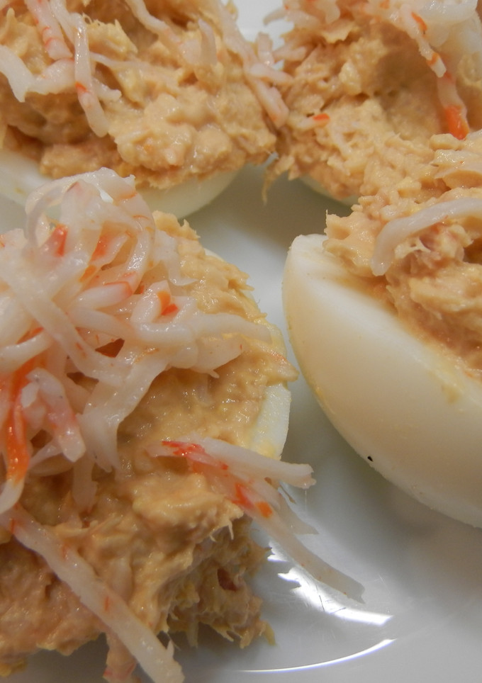 Una foto de Huevos rellenos de surimi con bonito y salsa rosa
