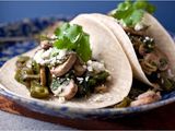 Tacos con champiñones y chile poblano