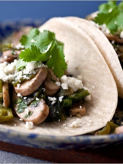 Una foto de Tacos con champiñones y chile poblano