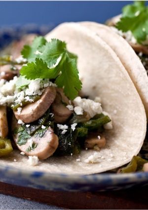 Una foto de Tacos con champiñones y chile poblano