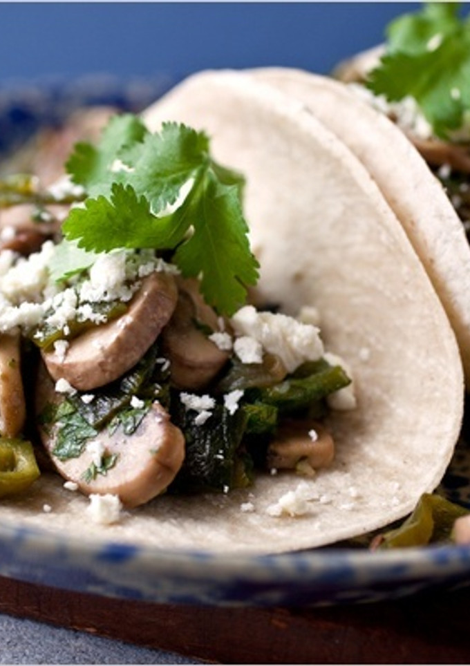 Una foto de Tacos con champiñones y chile poblano