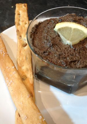 Una foto de Olivada (paté de aceitunas negras)